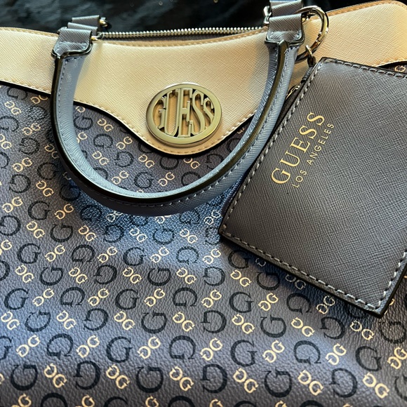 New Guess Handbag Blue/White. 2 handles. Zippered closure. Lots of pockets. - Picture 12 of 12